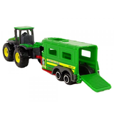 Zelený traktor s přívěsem pro převoz zvířat