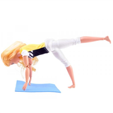 Panenka gymnastka cvičící jógu