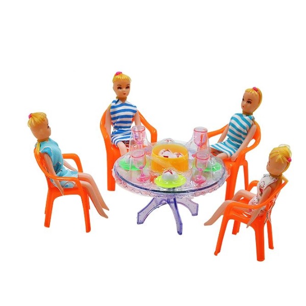 Kuchyňský stůl s panenkami a s doplňky